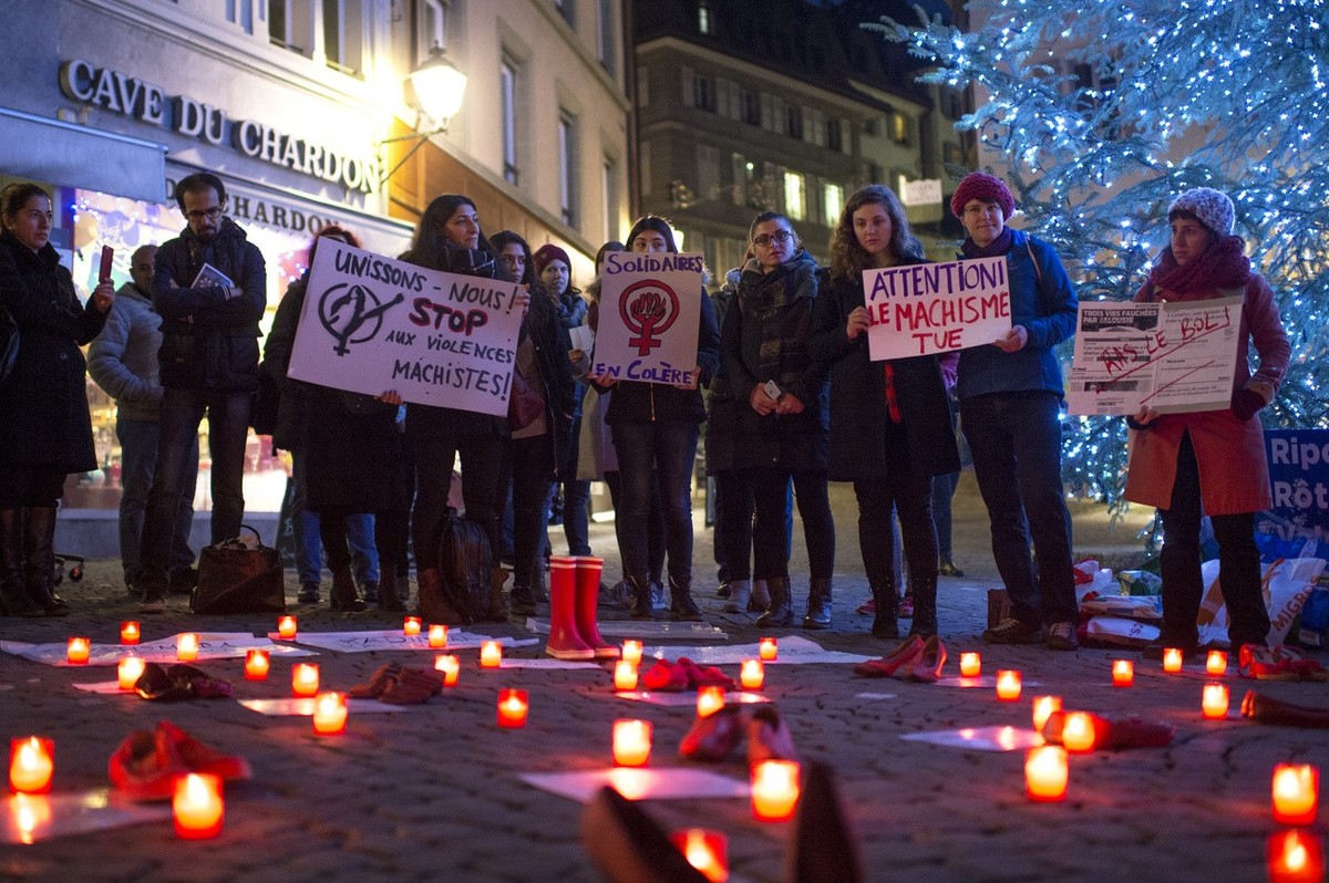 Des femmes brandissent des pancartes et chantent l'hymne de la femme pour protester contre la maltraitance des femmes, ce vendredi, 25 novembre 2016, sur la place Palud a Lausanne. Lors d'un ...