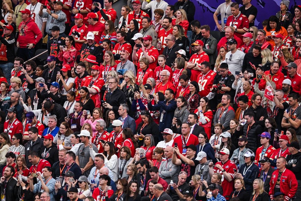 NFL, American Football Herren, USA Super Bowl LVIII - First Half Fans watch the game during the second quarter of Super Bowl LVIII between the San Francisco 49ers and the Kansas City Chiefs held at Al ...