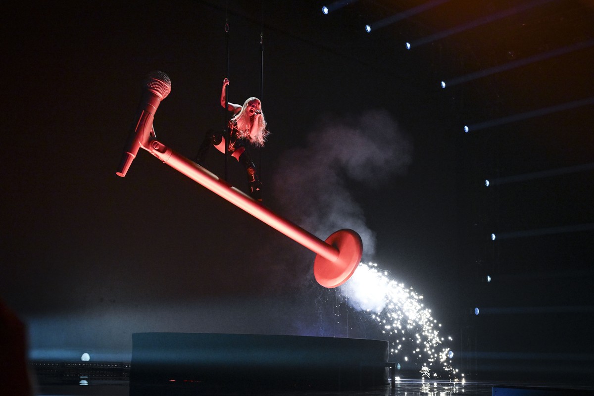 epa11883671 Winning Finnish singer Erika Vikman performs at the 'Uuden Musiikin Kilpailu' (UMK, New Music Competition) in Tampere, Finland, 08 February 2025. The winner of the Finnish select ...
