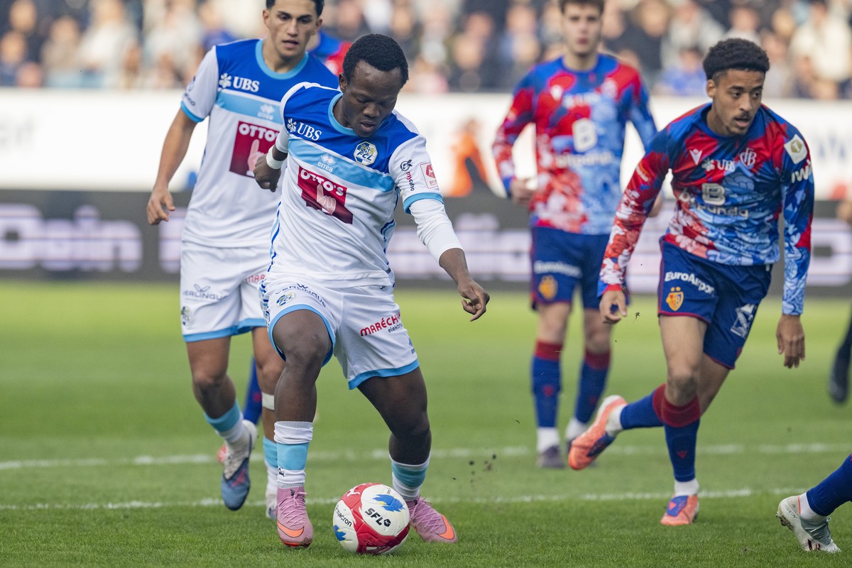 Oscar Kabwit, links, von Luzern im Spiel gegen Marvin Akahomen, rechts, von Basel beim Super League Meisterschaftsspiel zwischen dem FC Luzern und dem FC Basel vom Sonntag, 22. Februar 2026 in Luzern. ...