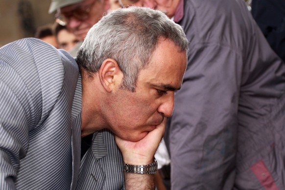 Zuerich, CHE, 22.08.2009: Sechs Schach-Weltmeister aus Russland und der Ukraine spielen in Zuerich Simultan-Schach. Der russische Schach-Weltmeister Garri Kasparow (1963) aus Baku/Aserbeidschan beim Simultan-Schach gegen 25 Herausforderer mitten im Hauptbahnhof Zuerich. Kasparow gilt als staerkster Spieler der Schachgeschichte und ist als russischer Oppositionsaktivist taetig. Er gruendete unter anderem schon 1990 die â€žDemokratische Parteiâ€œ und 2006 das oppositionelle Buendnis â€žDas andere Russlandâ€œ. [ (c) Juerg Vollmer / maiak â€“ The Newsroom of Eastern Europe, Postfach 5093, 8045 Zuerich, fon: +41 44 586 11 43, info@maiak.info ; You are free to copy, distribute and transmit the foto free of charge with attribute by the author and maiak.info. ; ArchivNr.: IMG_3490 ; ]