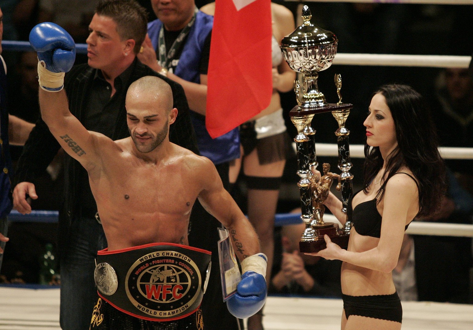 Der Basler Paulo Balicha feiert 2007 in Basel seinen Thaibox-Weltmeistertitel nach Version WFC gegen den Weissrussen&nbsp;Vassili Sish.