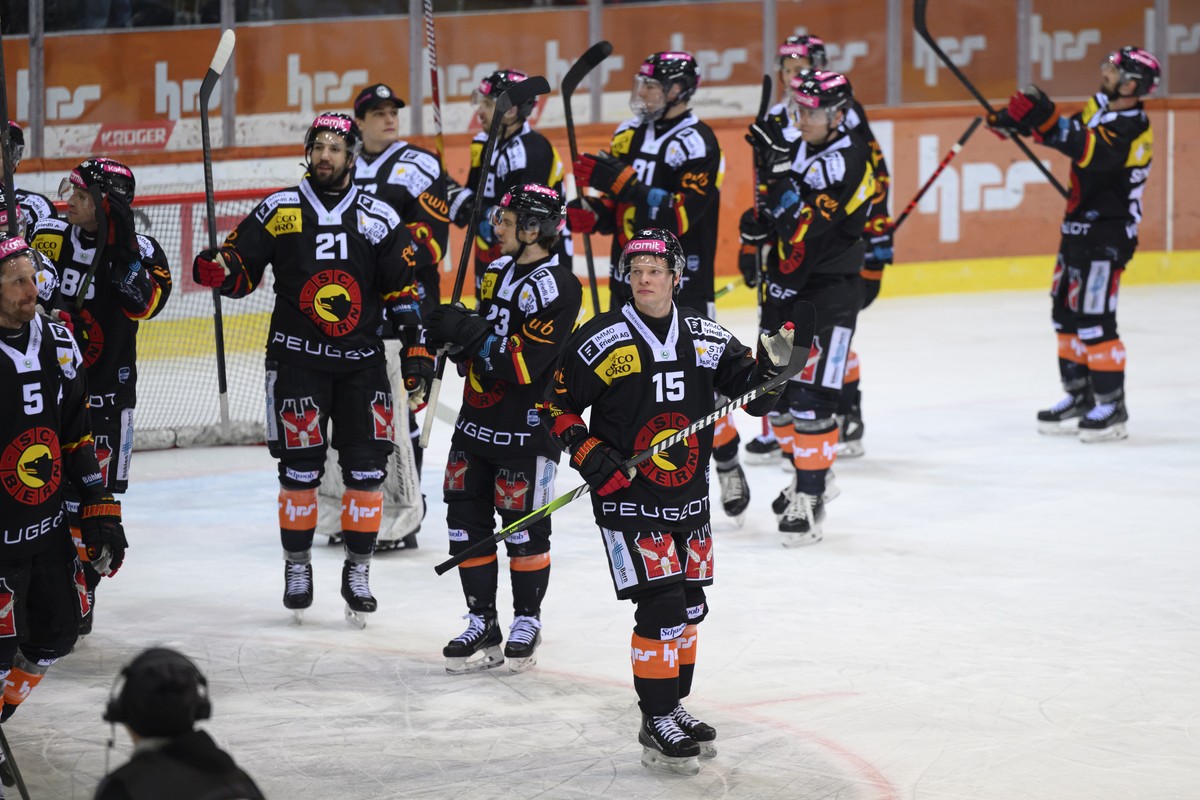 Die Spieler des SC Bern freuen sich ueber ihren 5:1 Sieg nach dem Eishockey Spiel der National League zwischen dem SC Bern und Geneve -Servette HC, am Samstag, 1. Maerz 2025, in der PostFinance Arena  ...