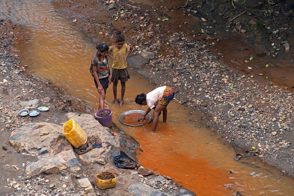 Young girls panning for gold in stream at Dabolava, gold miners village near Miandrivazo, Menabe Region, Central Highlands, Madagascar, Africa 3334CDGY