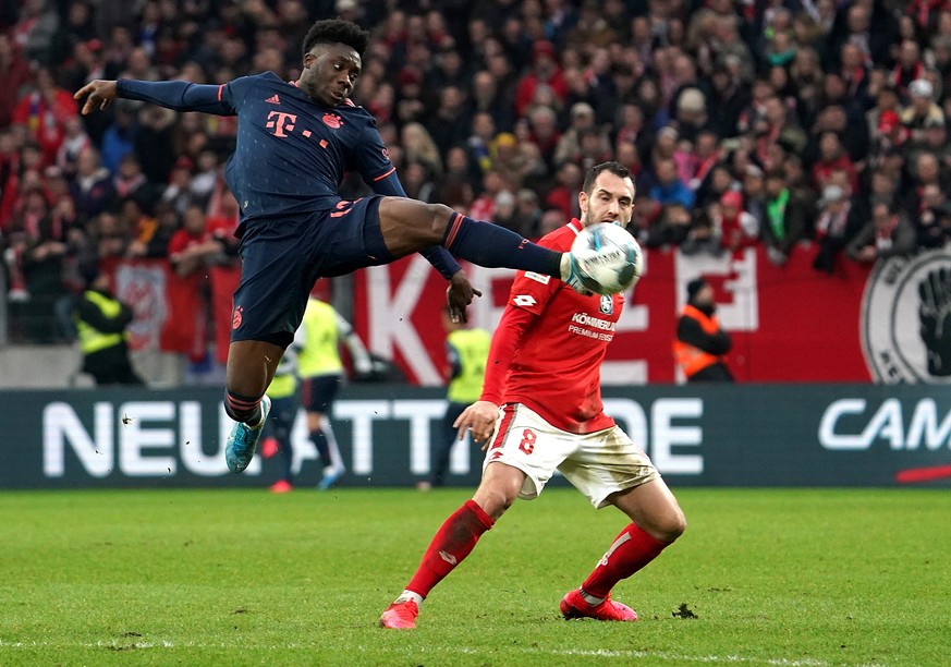 epa08185349 Bayern&#039;s Alphonso Davies (L) in action against Mainz?s Levin Oeztunali (R) during the German Bundesliga soccer match between 1. FSV Mainz 05 and FC Bayern Munich in Mainz, Germany, 01 ...