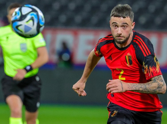 epa10976933 Belgium?s Zeno Debast (R) in action during a friendly soccer match between Belgium and Serbia in Leuven, Belgium, 15 November 2023. EPA/OLIVIER MATTHYS
