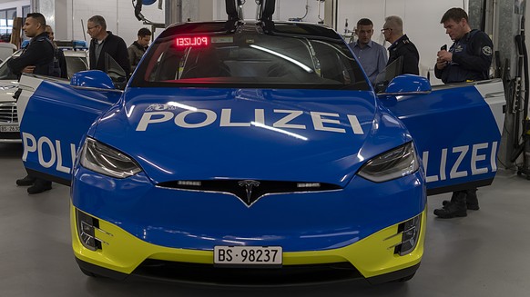 ARCHIV - ZUR MK ZUR BESCHAFFUNG VON ALARMPIKETT-FAHRZEUGEN (TESLA) FUER DIE KANTONSPOLIZEI BASEL-STADT AM DONNERSTAG, 14. FEBRUAR 2019, STELLEN WIR IHNEN FOLGENDES BILDMATERIAL ZUR VERFUEGUNG - Ein Te ...