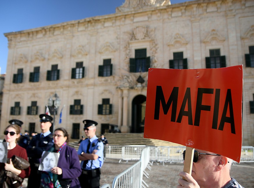 Demonstration vor dem Regierungssitz in der Hauptstadt Valletta. Das Schild deutet Nebeneinkünfte von Ministerpräsident Muscat und von Mitgliedern seiner Regierung an.