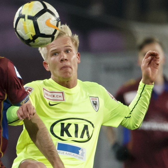 Servette&#039;s defender Paolo De Ceglie, left, fights for the ball with Aarau&#039;s midfielder Mats Hammerich, right, during the Challenge League soccer match of Swiss Championship between Servette  ...