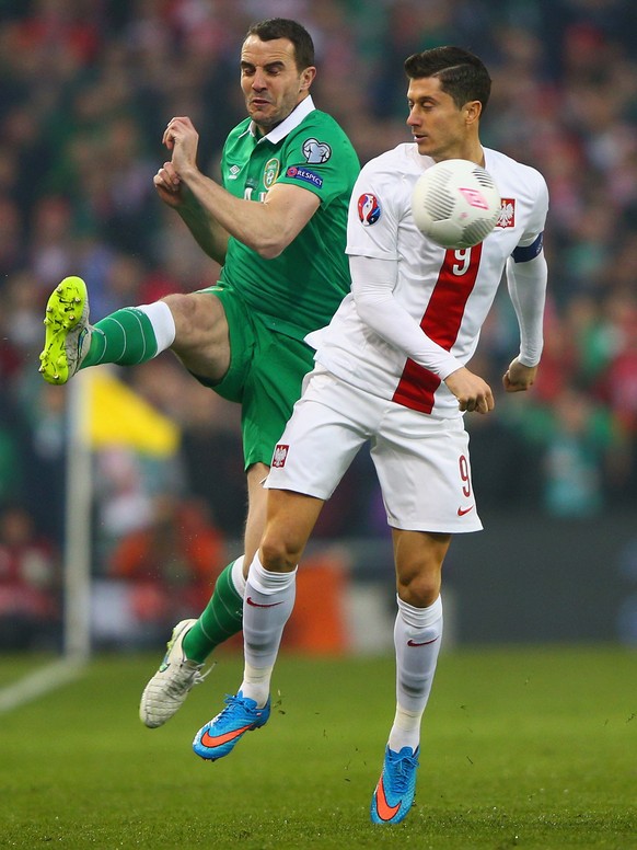 Bayern-Star Robert Lewandowski im Luftduell mit Irlands Routinier John O'Shea.