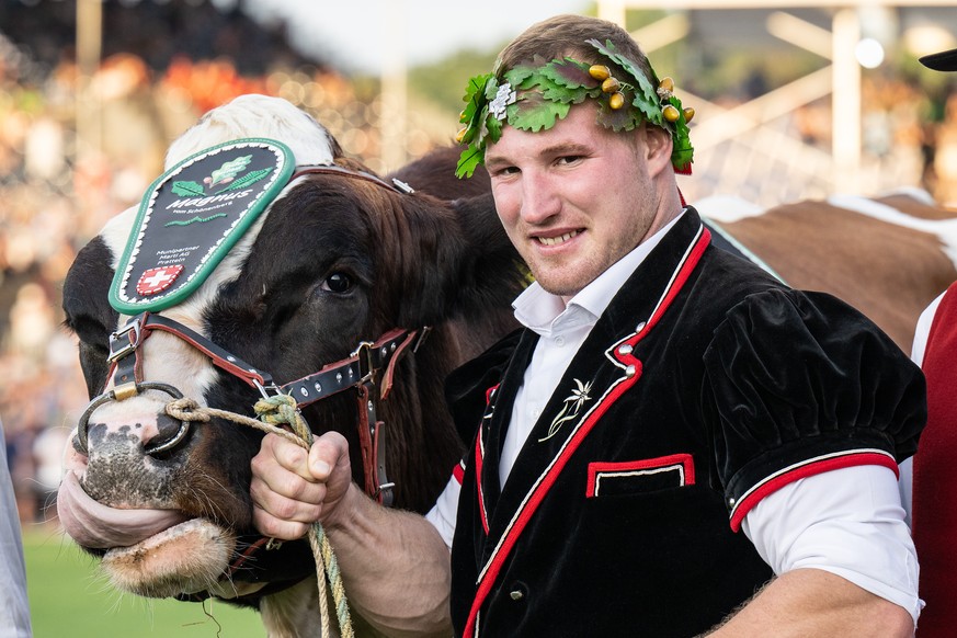 Joel Wicki, neuer Schwingerkoenig posiert mit dem Siegerstier Magnus vom Schoenenberg beim Festakt am Eidgenoessischen Schwing und Aelplerfest (ESAF), am Sonntag, 28. August 2022, in Pratteln. (KEYSTO ...