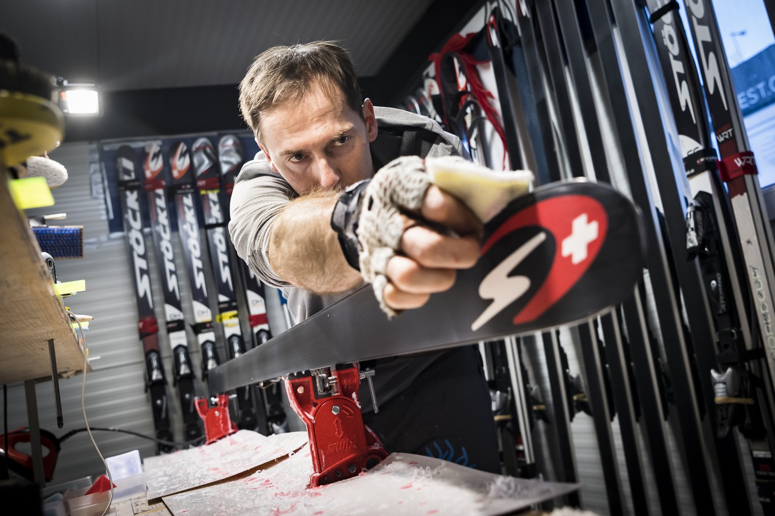 Ales Sopotnik, servicemen for the ski brand Stoeckli works on a ski, at the 2019 FIS Alpine Skiing World Championships in Are, Sweden Thursday, February 7, 2019. (KEYSTONE/Jean-Christophe Bott)