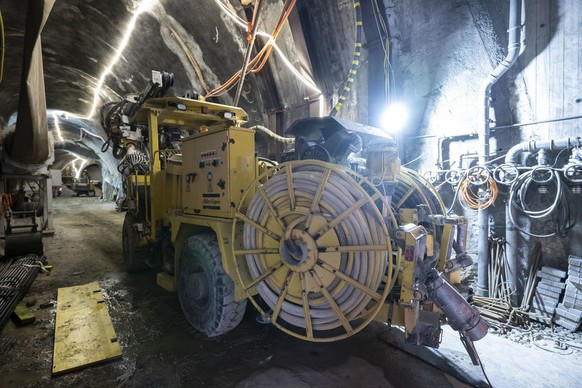 Blick auf die Arbeiten im Erkundungsstollen fuer den spaeteren Ausbau bzw. Erweiterung mit dem vierten Gleis am Zuerich Stadelhofen, aufgenommen am Dienstag, 28. Januar 2025 in Zuerich. (KEYSTONE/Enni ...