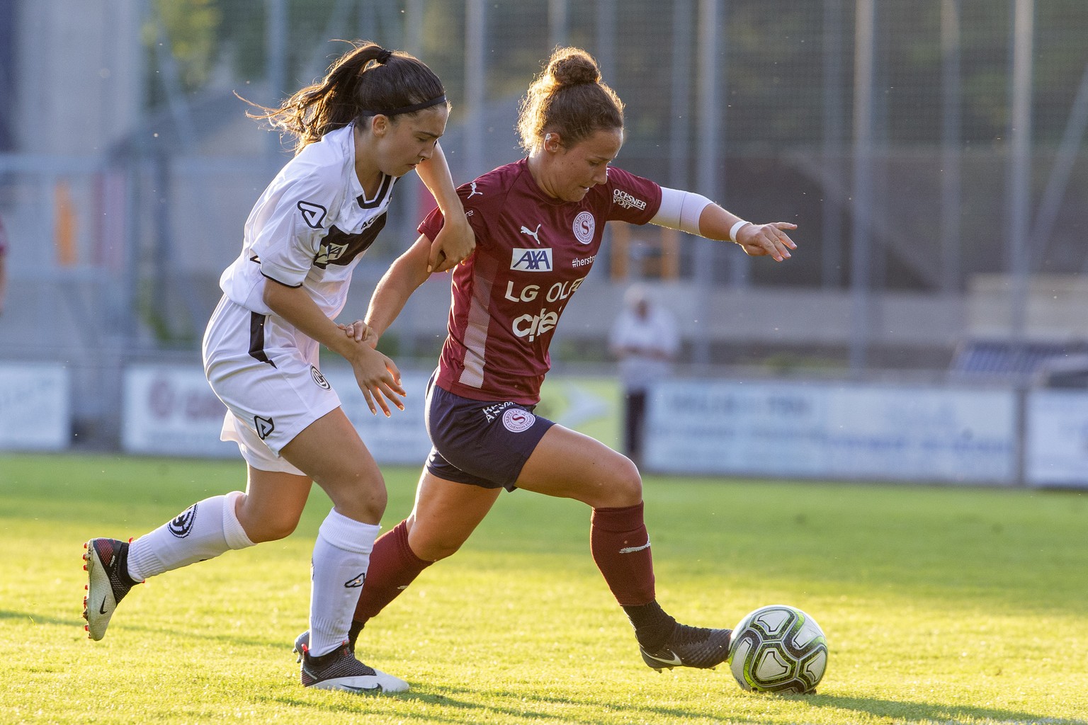 Lugano&#039;s Luna Gianotti, left, fights for the ball with Servette&#039;s Thais Hurni, right, during the Women�s Super League soccer match of Swiss Championship between Servette FC Chenois Feminin a ...