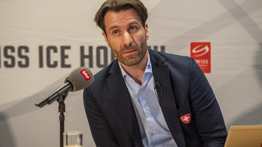 General Manager von Swiss Hockey, Lars Weibel waehrend einer Medienkonferenz anlaesslich der Vorbereitung zur Weltmeisterschaft in Finnland am Mittwoch, 20. April 2022 im OYM in Cham. (KEYSTONE/Urs Fl ...