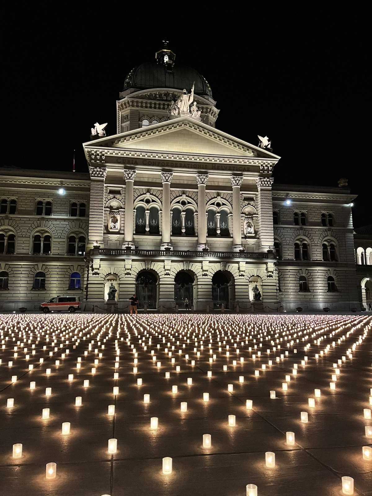13‘350 leuchtende Kerzen erinnerten gestern auf dem Bundeshausplatz in Bern an die an Corona Verstorbenen in der Schweiz und Liechtenstein. Eine Aktion der Corona Mahnwache - eindrücklich und stimmung ...