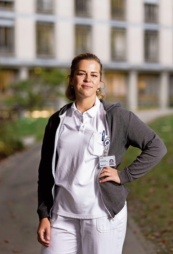 Babette Stolz arbeitet seit sechs Jahren am Universitätsspital Zürich und pflegt seit beinahe zwei Jahren Coronapatienten.