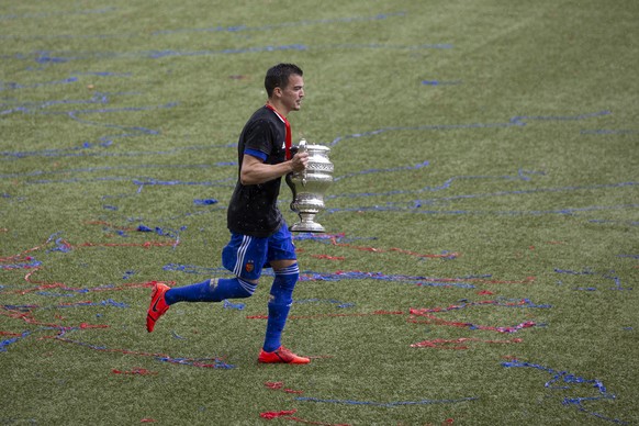 Basels Kevin Bua geht mit dem Pokal in die Kabine, nach dem Schweizer Fussball Cupfinalspiel zwischen dem FC Basel und dem FC Thun, am Sonntag 19. Mai 2019, im Stade de Suisse in Bern. (KEYSTONE/Peter ...