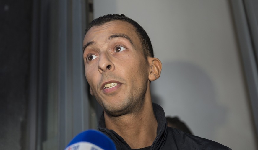 Mohamed Abdeslam beim Interview vor seiner Haustür.