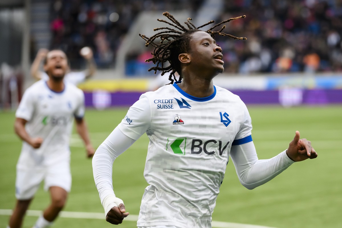 Joie de l'attaquant lausannois Kaly Sene apres avoir marque le premier but sur penalty lors de la rencontre du championnat de football de Super League entre le FC Lausanne-Sport et BSC Young Boys ...
