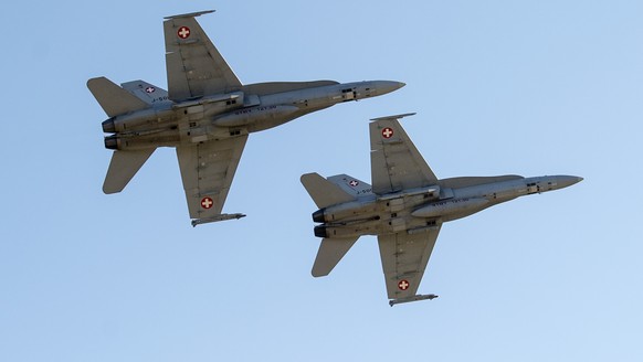 ARCHIV -- ZUM TAGESGESCHAEFT DER WINTERSESSION, AM DONNERSTAG, 29. NOVEMBER 2018, STELLEN WIR IHNEN FOLGENDES THEMENBILD ZUR VERFUEGUNG -- Two F/A-18 combat aircraft perform during a flight show of th ...