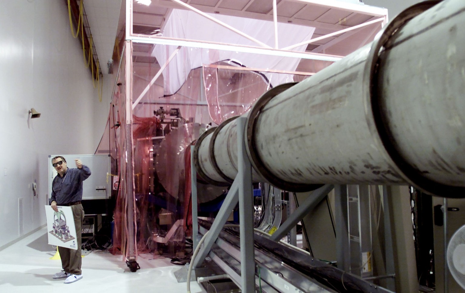 TO GO WITH STORY TITLED CATCH A WAVE--Fred Raab, director of the Laser Interferometer Gravitational-Wave Observatory (LIGO) near Richland, Wash., explains how laser light traveling through a pair of 2 ...