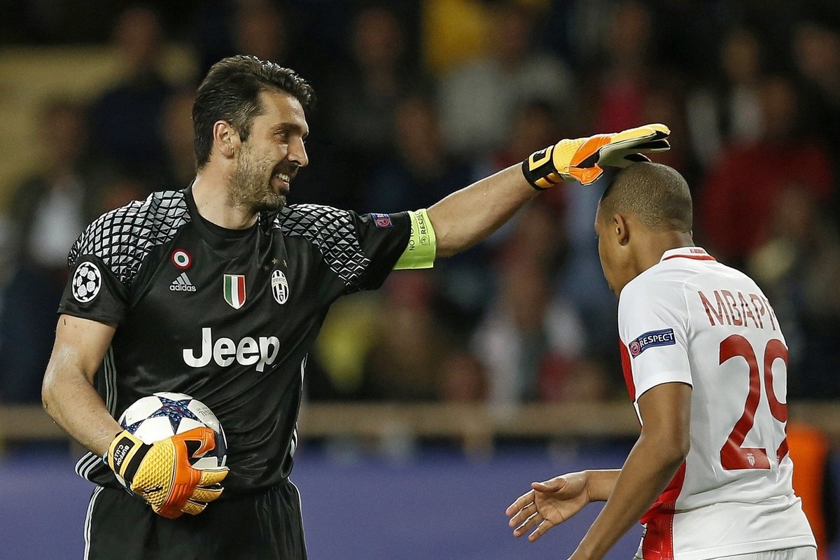 epa05942627 Juventus goalkeeper Gianluigi Buffon (L) reacts with Kylian Mbappe (R) of AS Monaco during the UEFA Champions League semi final, first leg soccer match between AS Monaco and Juventus at St ...
