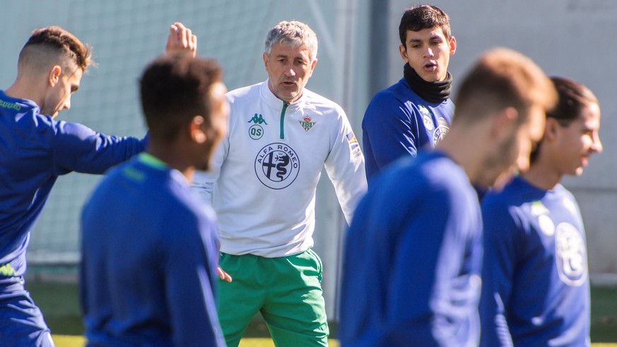 epa07347707 Real Betis' head coach Quique Setien (C) leads a training session at Real Betis sports facilities in Seville, Andalusia, Spain, 06 February 2019. Real Betis will face Valencia CF in their  ...