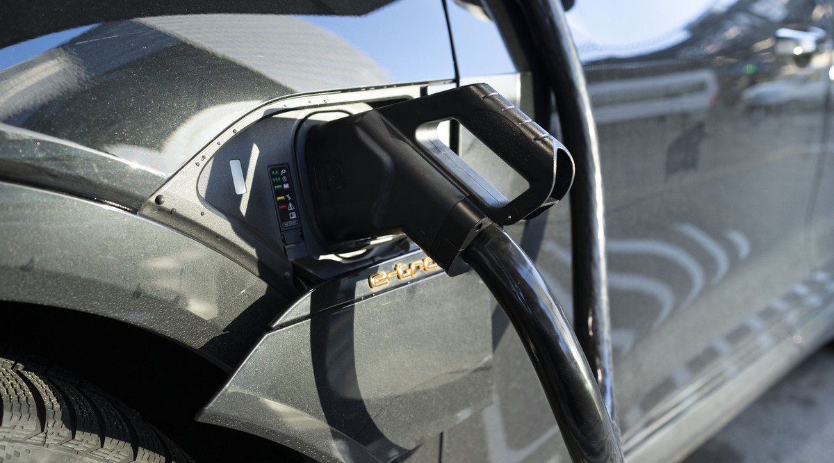 Ein Audi e-tron Auto ist am Donnerstag, 10. November 2022, in Zuerich an eine der vier Ladestationen des Audi charging hub angeschlossen. Der Audi charging hub mit vier Ladestationen und einer Ladelei ...