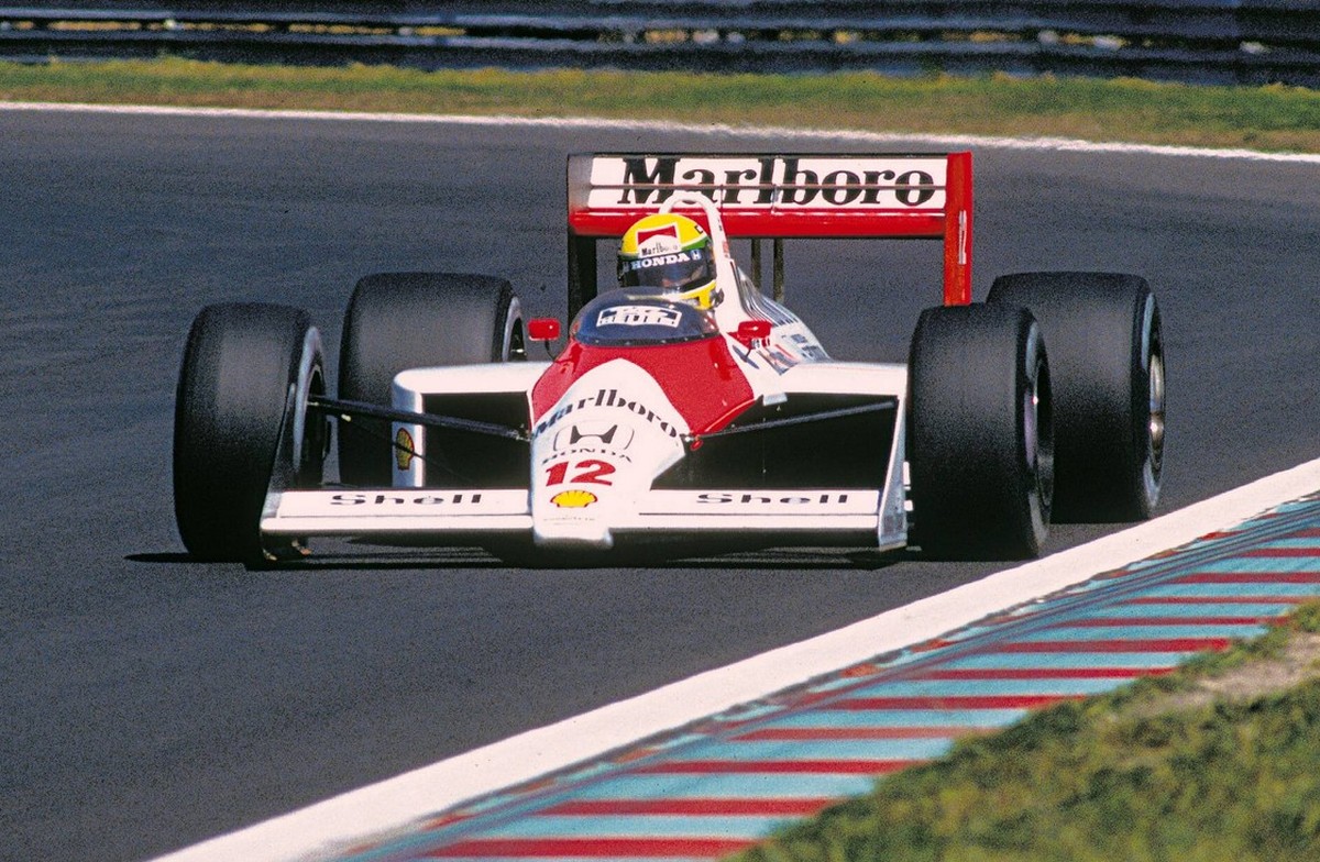 Bildnummer: 04268294 Datum: 01.01.1988 Copyright: imago/Hoch Zwei
Ayrton Senna (Brasilien / McLaren Honda) in seinem Boliden; Mc Laren, Vdia, quer, Sponsor, Werbepartner, Werbung, Wirtschaft Werbeban ...