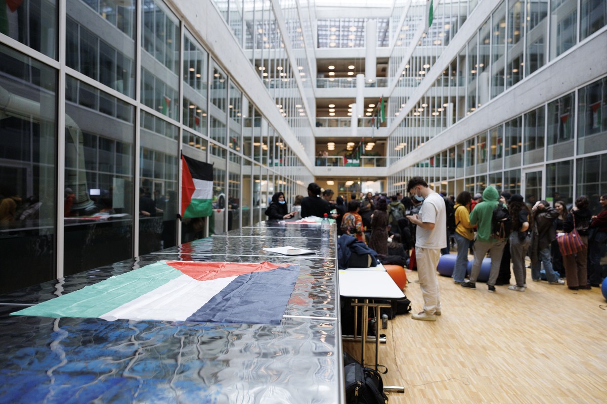 Des activistes pro-palestiniens occupent le halle d'entree du batiment Geopolis de l'Universite de Lausanne, UNIL, ce jeudi 2 mai 2024 a Lausanne. Une centaine d'activistes bloquent jeu ...