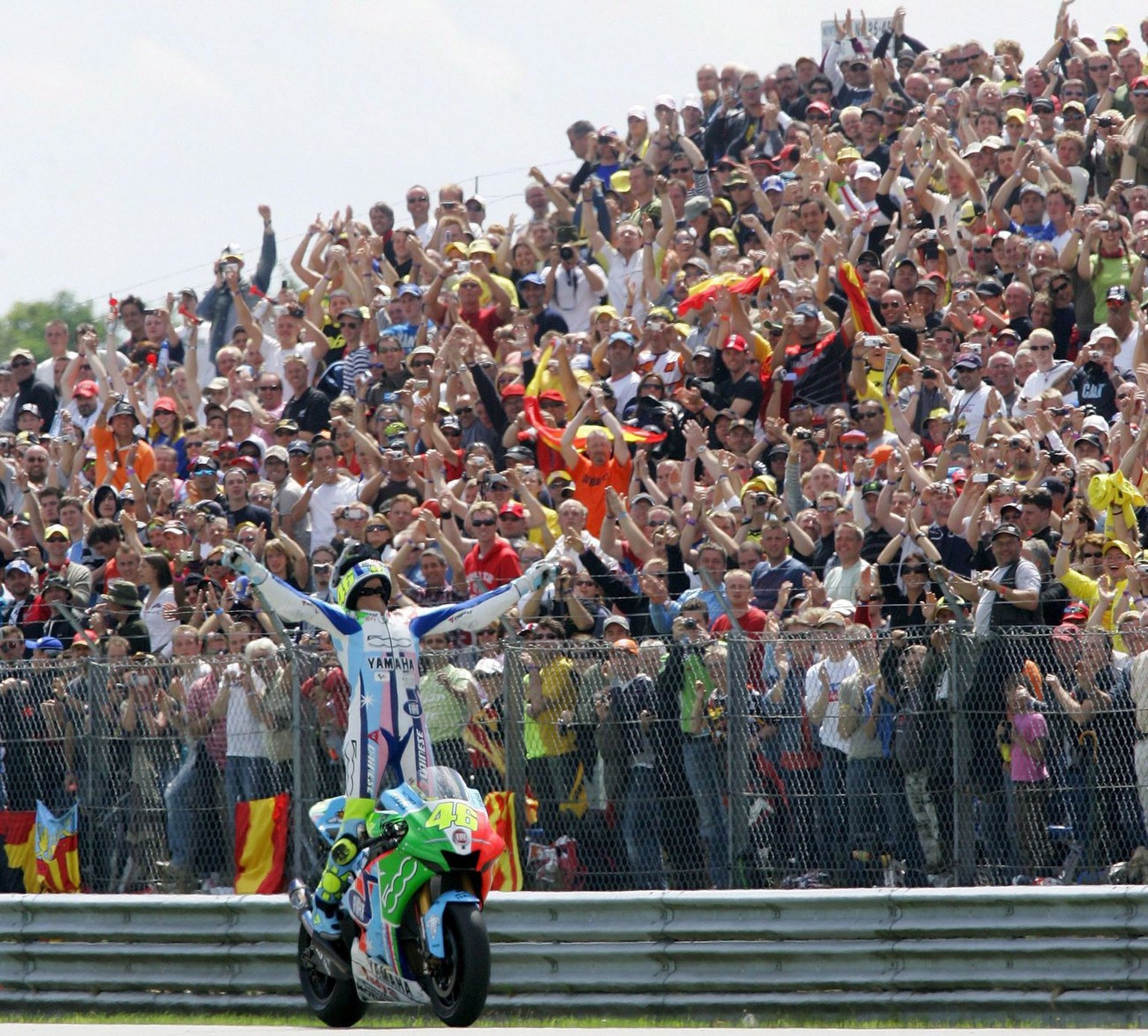 Valentino Rossi wird hier 2007 in Assen gefeiert.