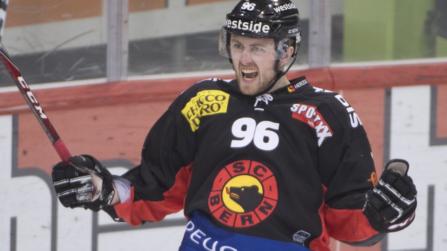 Berns Dario Meyer jubelt beim 1:0, waehrend dem Eishockey National League Spiel zwischen dem SC Bern und dem EV Zug, am Samstag, 3. Februar 2018, in der PostFinance Arena in Bern. (KEYSTONE/Marcel Bie ...