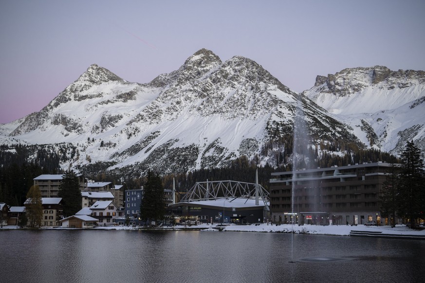 Blick auf das Stadion des EHC Arosa, das Sport- und Kongresszentrum, vor dem Eishockey Spiel der Swiss League zwischen dem EHC Arosa (EA) und dem EHC Chur (EHCC), am Dienstag, 28. Oktober 2025, in Aro ...