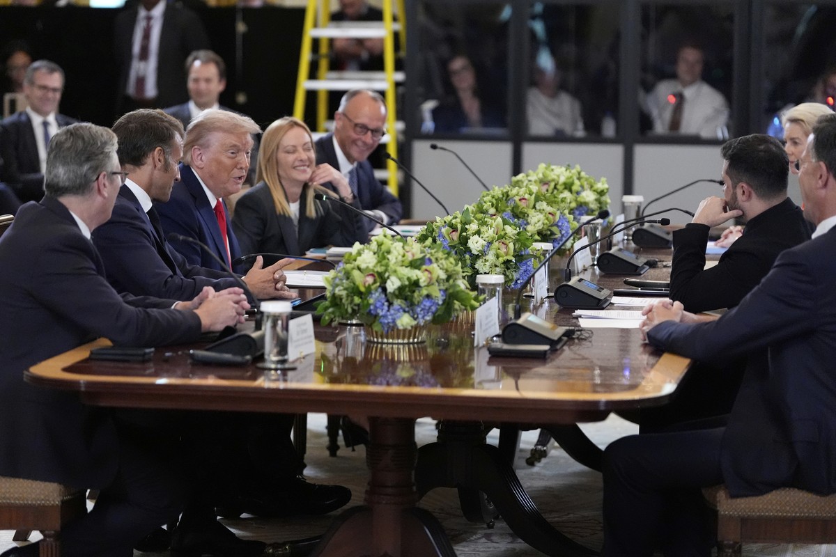 President Donald Trump, center left, speaks as British Prime Minister Keir Starmer, from left, France's President Emmanuel Macron, Italy's Prime Minister Giorgia Meloni and Germany's Ch ...
