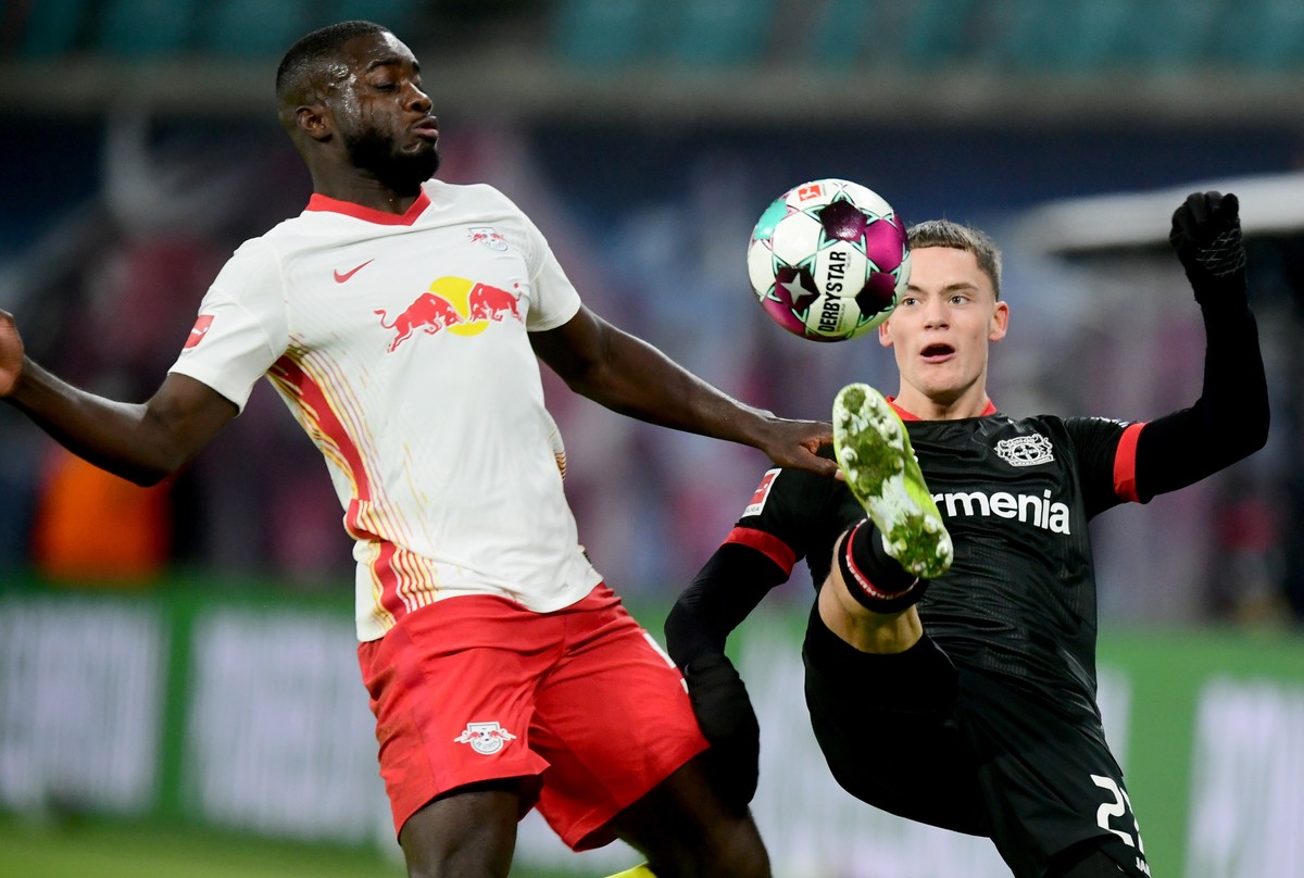epa08975788 Leipzig's Dayot Upamecano (L) and Leverkusen's Lennart Gill during the German Bundesliga soccer match between RB Leipzig and Bayer 04 Leverkusen in Leipzig, Germany, 30 January 2 ...