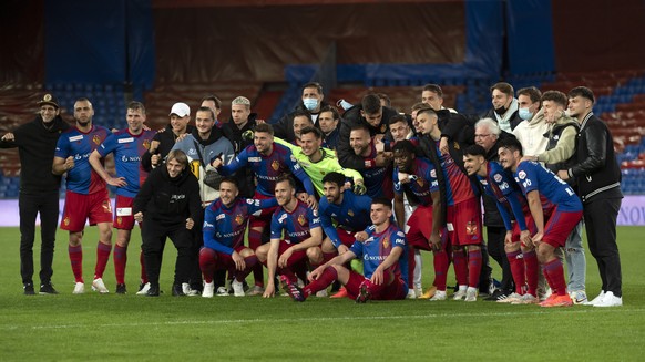 Basels Spieler posieren nach dem Erreichen des zweiten Platzes in der Meisterschaft nach dem Fussball Meisterschaftsspiel der Super League zwischen dem FC Basel 1893 und dem FC Zuerich im Stadion St.  ...