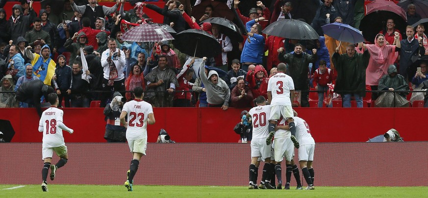 epa05599700 Sevilla players celebrate the 1-0 at the Primera Division Liga match between Sevilla FC and Atletico de Madrid held at the Ramon Sanchez Pijuan stadium in Seville, Spain, on 23 October 201 ...