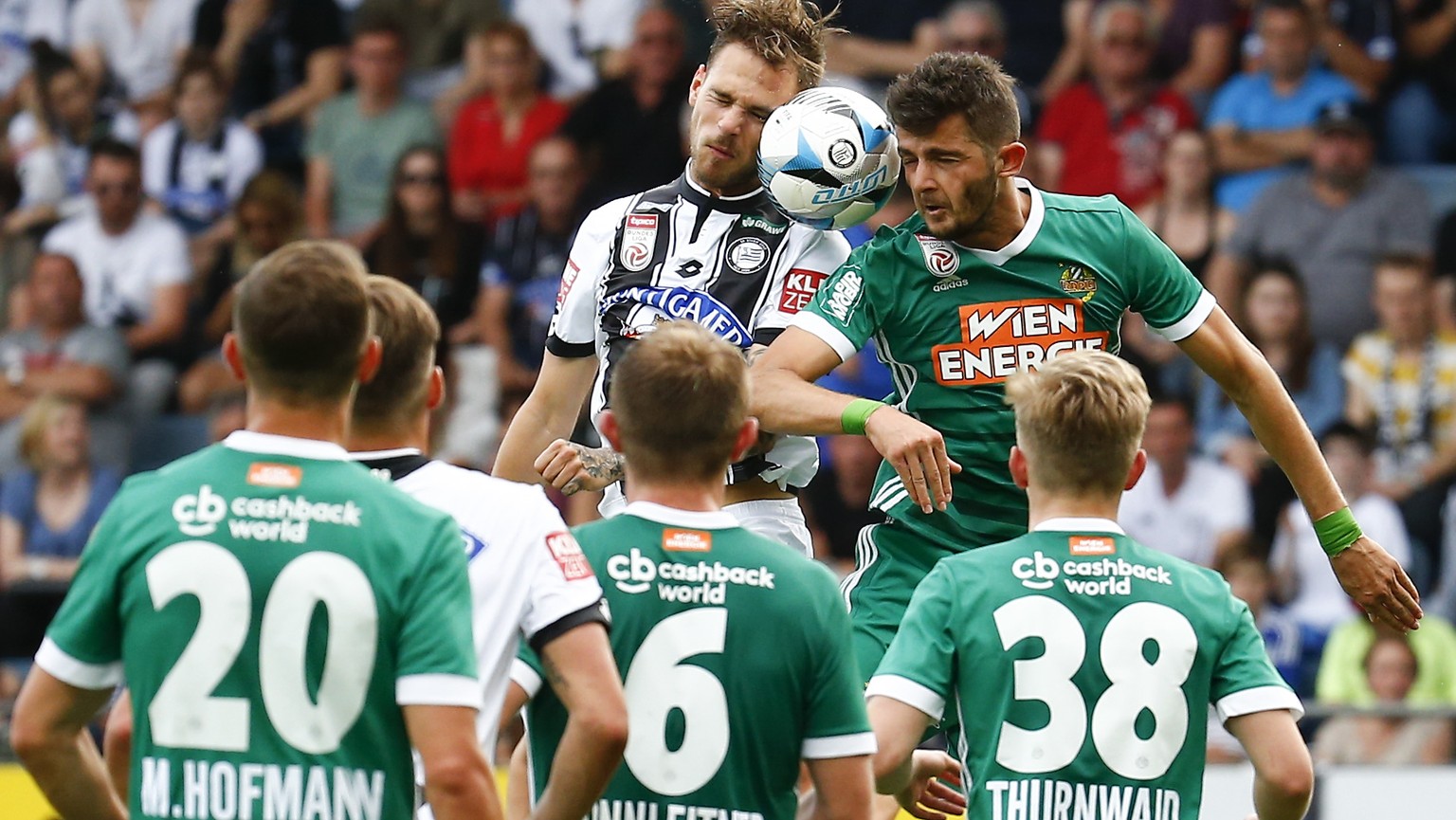 ABD0102_20180429 - GRAZ - ÖSTERREICH: Lukas Spendlhofer (Graz) und Giorgi Kvilitaia (Rapid) während der tipico Bundesliga- Begegnung zwischen SK Puntigamer Sturm Graz und SK Rapid Wien am Sonntag, 29. ...