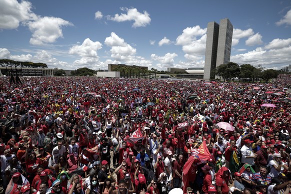 epaselect epa10385666 Supporters of Brazil&#039;s President-elect Luiz Inacio Lula da Silva gather ahead of his inauguration ceremony in Brasilia, Brazil, 01 January 2023. Lula is set to be sworn in f ...