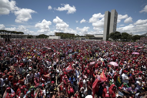 epaselect epa10385666 Supporters of Brazil's President-elect Luiz Inacio Lula da Silva gather ahead of his inauguration ceremony in Brasilia, Brazil, January 1, 2023. Lula will be sworn in for h...