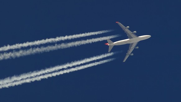 flugzeug himmel kondensstreifen shutterstock