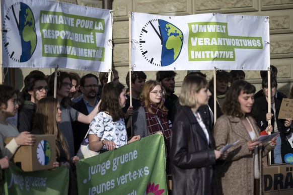 Personen der Jungen Gruene Schweiz reichen die Umweltverantwortungsinitiative ein, am Dienstag, 21. Februar 2023, in Bern. Diese Initiative fordert, die planetaren Grenzen als Rahmen unserer Wirtschaf ...