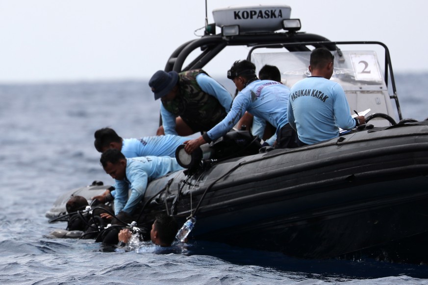 epa07131118 Indonesian Navy Seals dive during the recovery mission for the crashed Lion Air flight JT-610 plane at Tanjung Pakis Sea, West Java, Indonesia 30 October 2018. According to media reports o ...