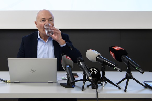 Denis Vaucher, Direktor National und Swiss League, trinkt Wasser waehrend einer Medienkonferenz nach einer ausserordentlichen Ligaversammlung ueber die Entscheidungen betreffend dem Schweizermeister s ...