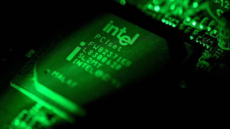 epa06416864 A close-up photo showing an Intel computer circuit board displayed in Duesseldorf, Germany, 04 January 2018. Reports on 04 January 2018 state technology companies are rushing to fix two co ...