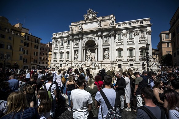 epa12404899 (FILE) - Tourists visit the Trevi Fountain in the center of Rome during the Easter holidays, in Rome, Italy, 16 April 2022 (reissued 25 September 2025). World Tourism Day is an annual inte ...