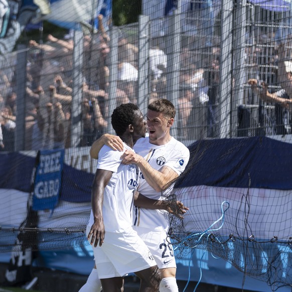 Amadou Dante (FCZ) (links) und Labinot Bajrami (FCZ) (rechts) jubeln nach der dritte FCZ Tor im Fussball Meisterschaftsspiel der Swiss Super League zwischen Winterthur, FCW, und Zuerich, FCZ, vom Sonn ...