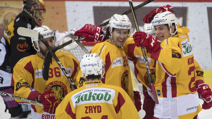 Berns Goalie Leonardo Genoni, geschlagen Tigers Benjamin Neukom, Miro Zryd, Yannick-Lennart Albrecht, Ville Koistinen, Raphael Kuonen, von links, jubeln, waehrend dem Eishockey National League Spiel z ...