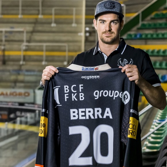 Reto Berra, neuer Torhueter des HC Fribourg-Gotteron, posiert in der BFC-Arena nach einer Medienkonferenz des HC Fribourg-Gotteron in Fribourg, am Freitag, 28. April 2017. (KEYSTONE/Thomas Hodel)